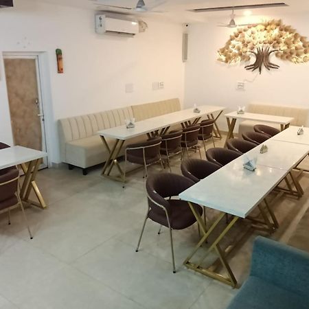 Oyo22115 D广场酒店 Zirakpur 外观 照片