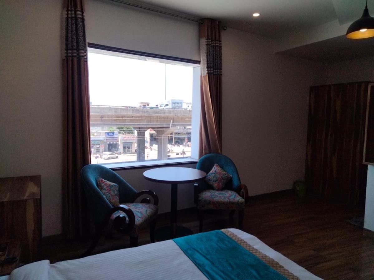 Oyo22115 D广场酒店 Zirakpur 外观 照片