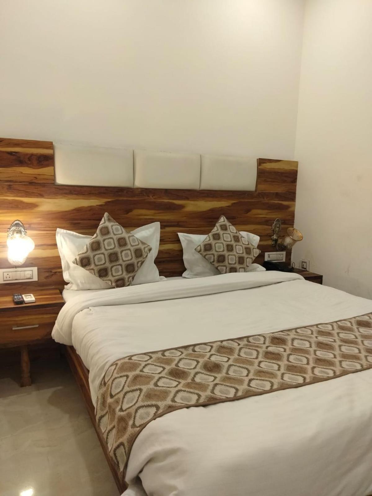 Oyo22115 D广场酒店 Zirakpur 外观 照片