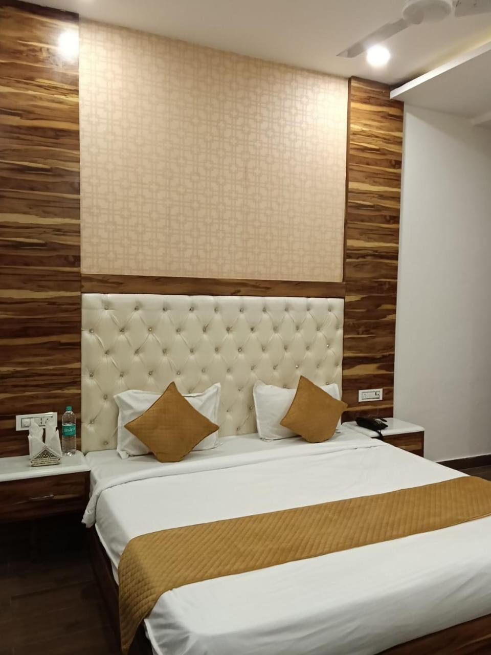 Oyo22115 D广场酒店 Zirakpur 外观 照片