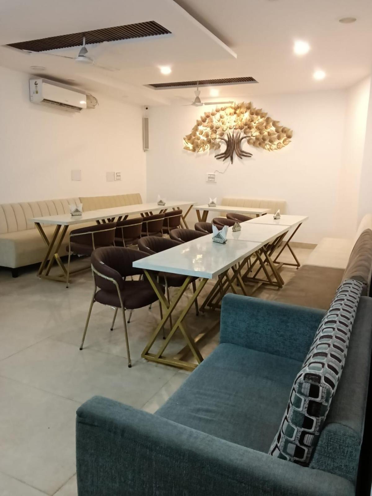 Oyo22115 D广场酒店 Zirakpur 外观 照片