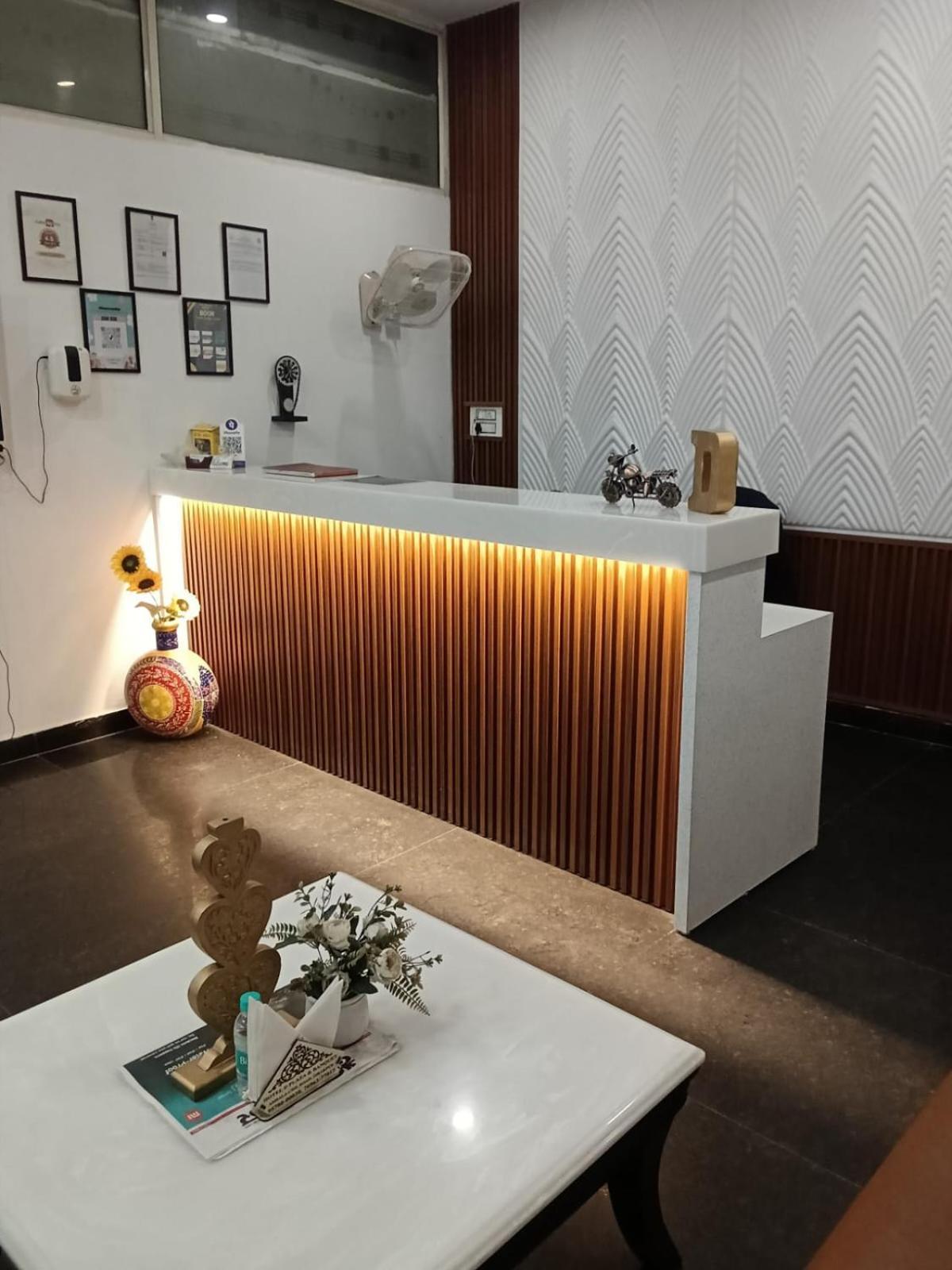 Oyo22115 D广场酒店 Zirakpur 外观 照片