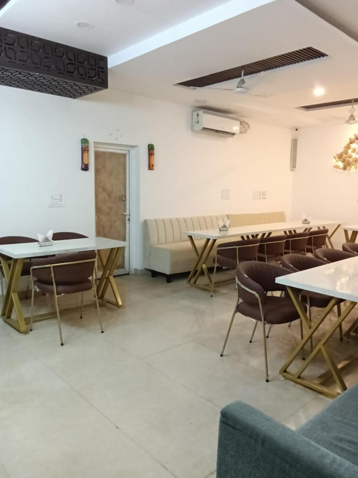 Oyo22115 D广场酒店 Zirakpur 外观 照片
